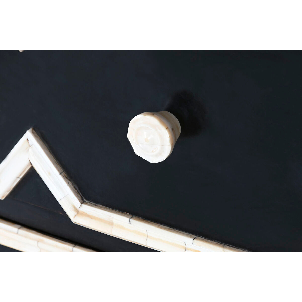Cómoda de 4 cajones en hueso y negro, 111 x 51 x 99 cm — imagen 5