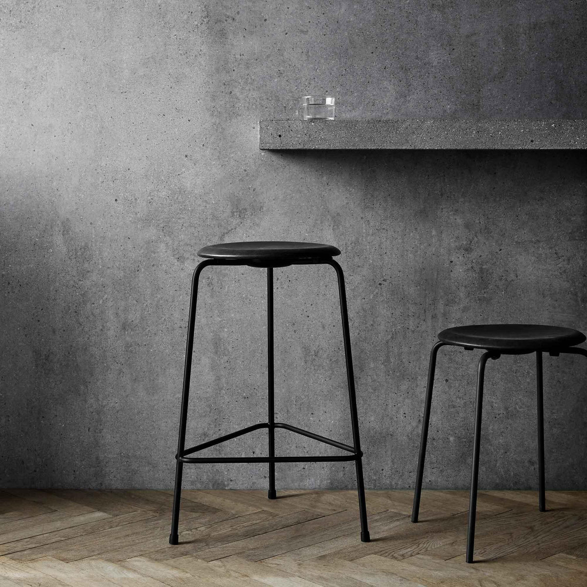 Fritz Hansen DOT™ Hocker Leder Gestell schwarz