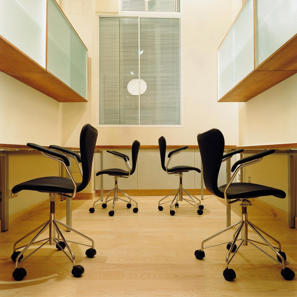 Fritz Hansen Serie 7™ Dreharmlehnstuhl / Bürostuhl