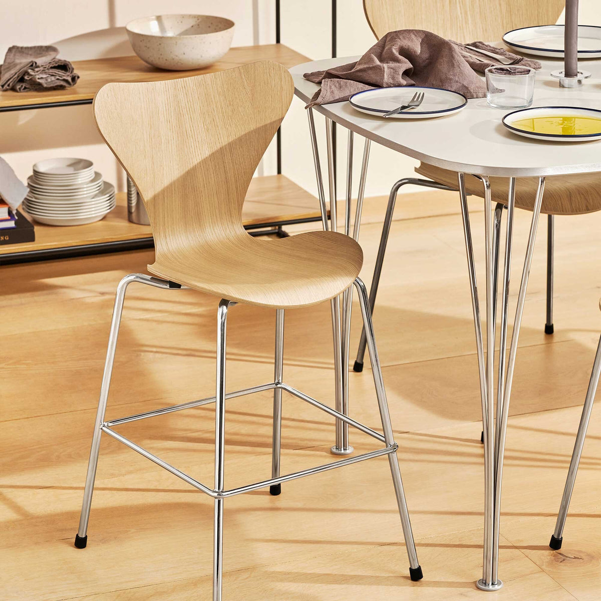 Fritz Hansen Serie 7™ Juniorstuhl Braun Bronze