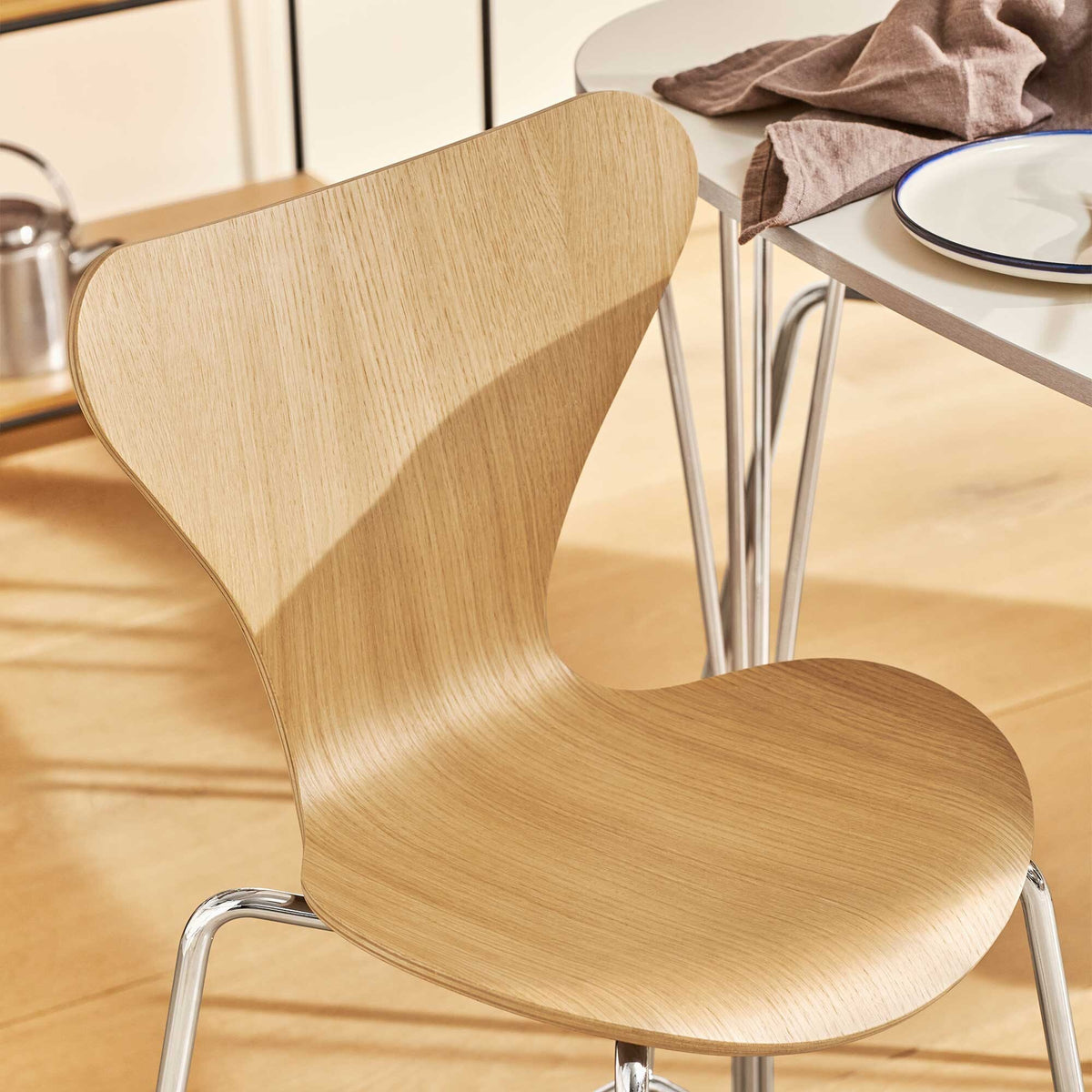 Fritz Hansen Serie 7™ Juniorstuhl Braun Bronze