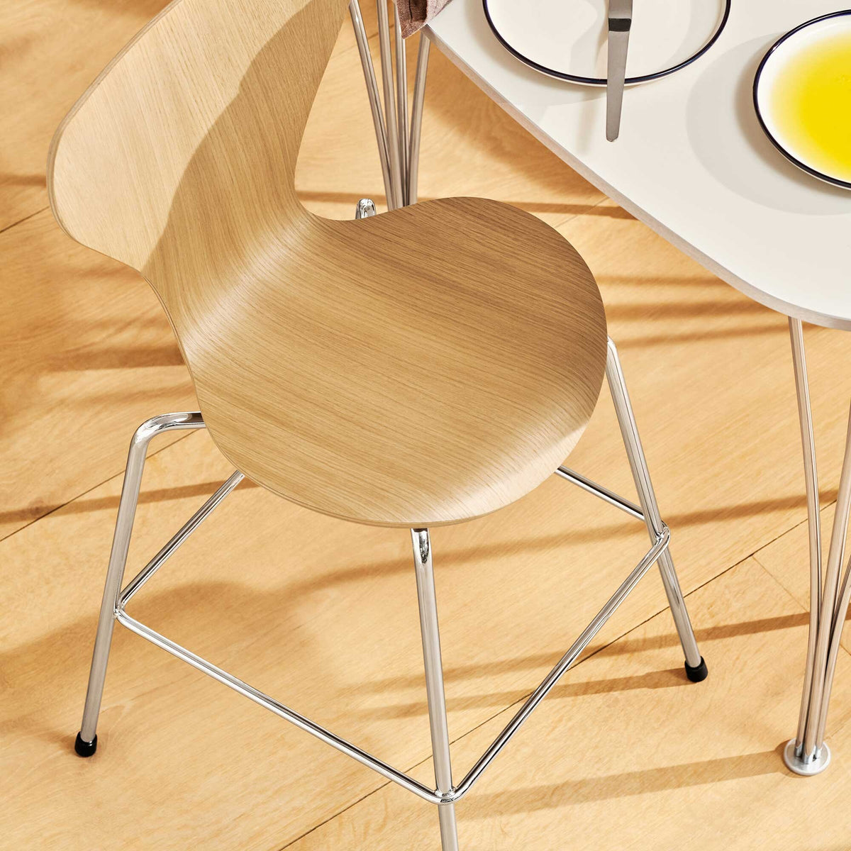 Fritz Hansen Serie 7™ Juniorstuhl Braun Bronze