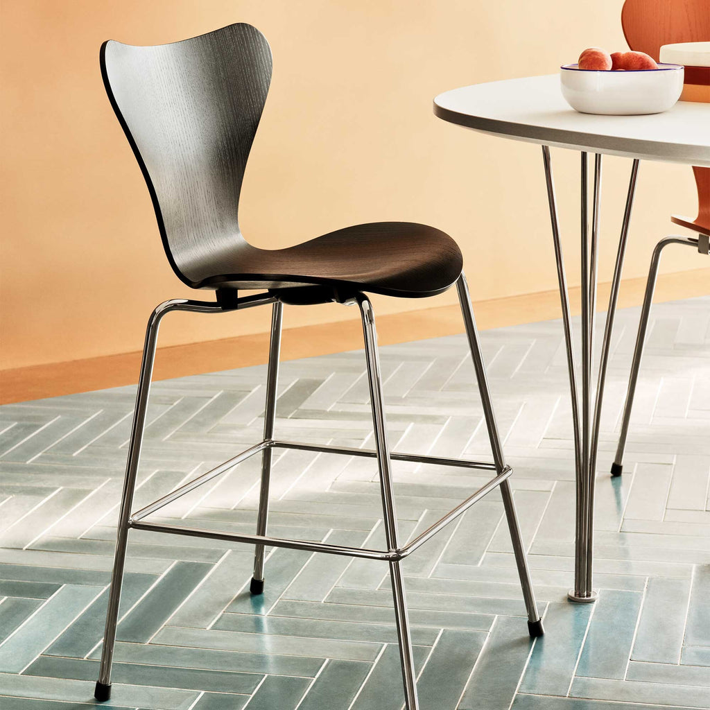 Fritz Hansen Serie 7™ Juniorstuhl Braun Bronze