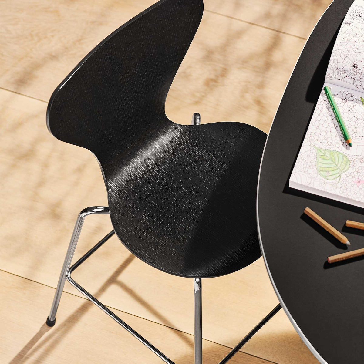 Fritz Hansen Serie 7™ Juniorstuhl Braun Bronze
