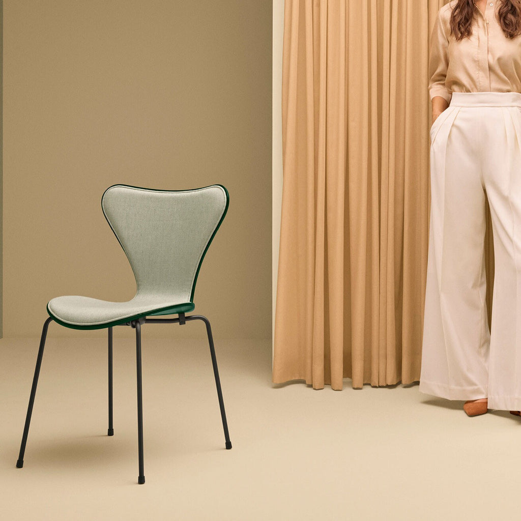 Fritz Hansen Serie 7™ Stuhl Vorne gepolstert Braun Bronze