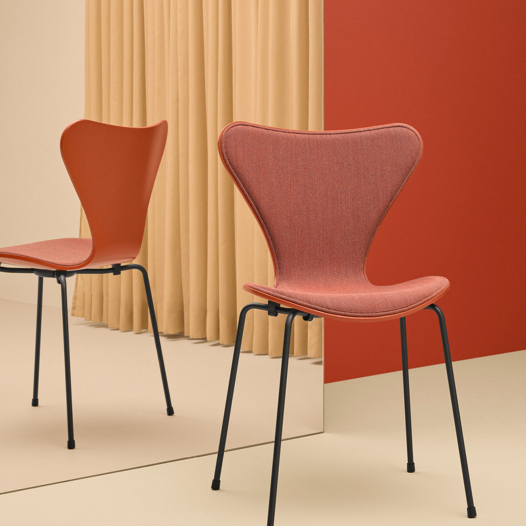Fritz Hansen Serie 7™ Stuhl Vorne gepolstert Braun Bronze
