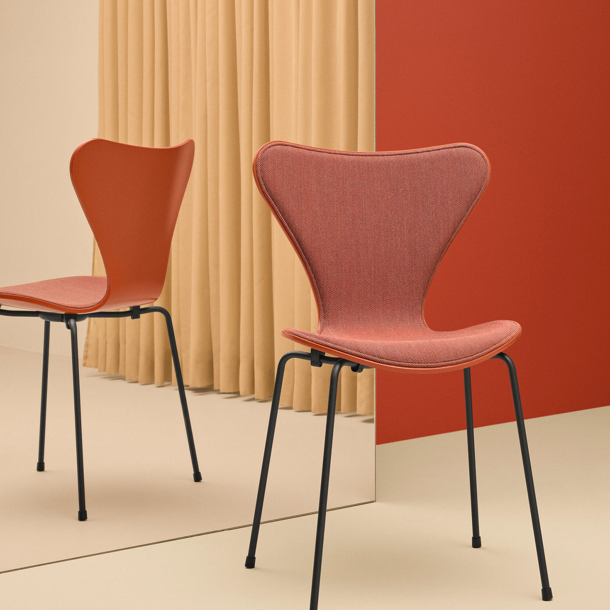 Fritz Hansen Serie 7™ Stuhl Vorne gepolstert Braun Bronze