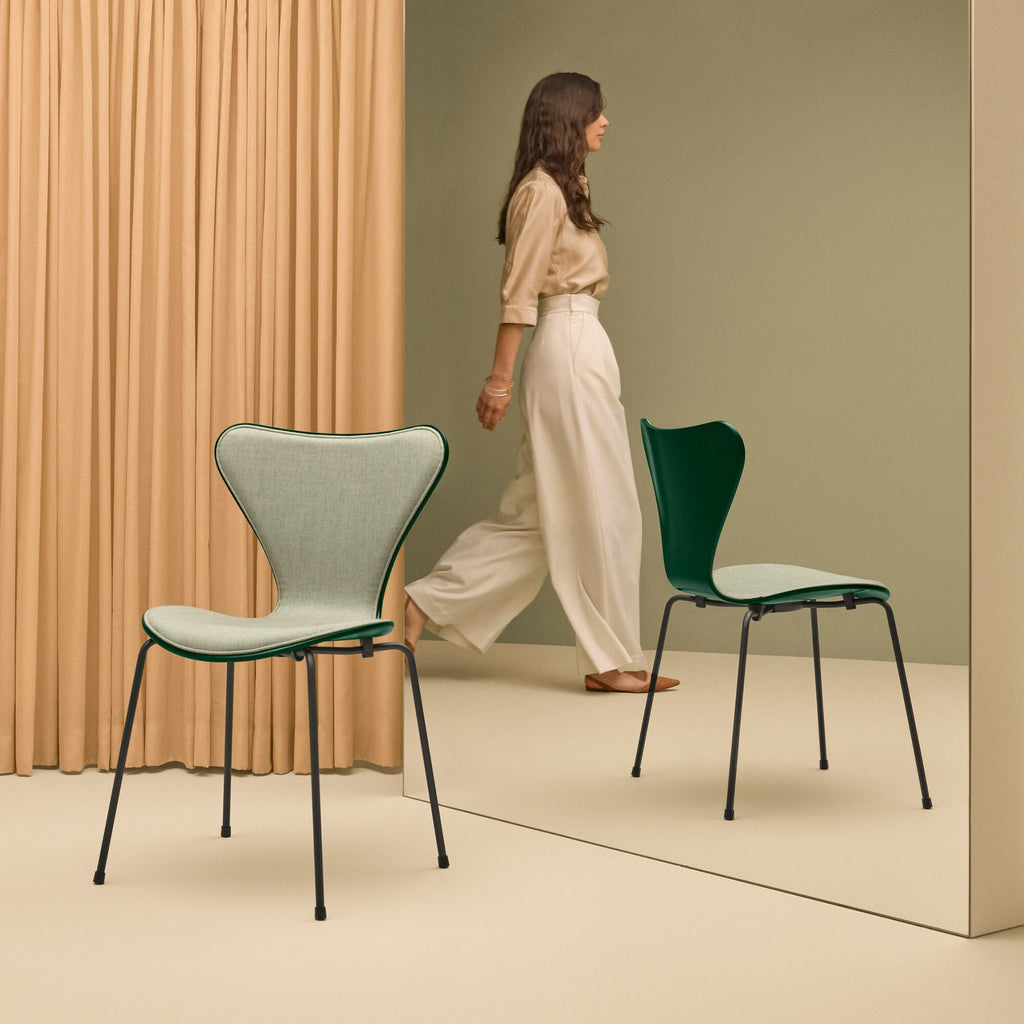 Fritz Hansen Serie 7™ Stuhl Vorne gepolstert Braun Bronze