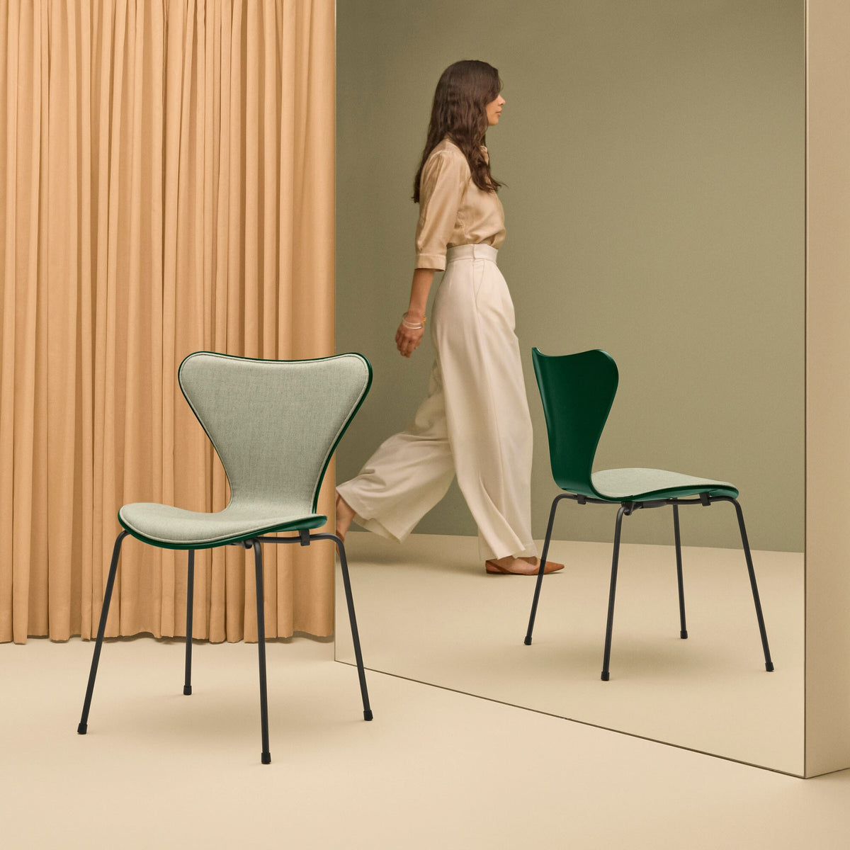 Fritz Hansen Serie 7™ Stuhl Vorne gepolstert Braun Bronze