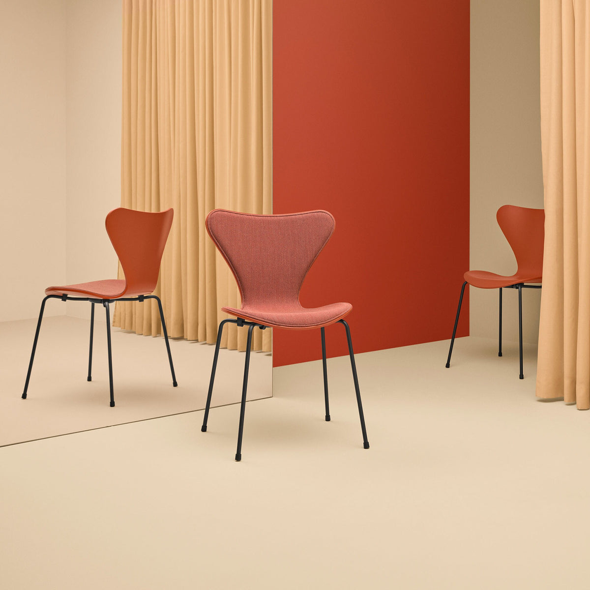 Fritz Hansen Serie 7™ Stuhl Vorne gepolstert Braun Bronze