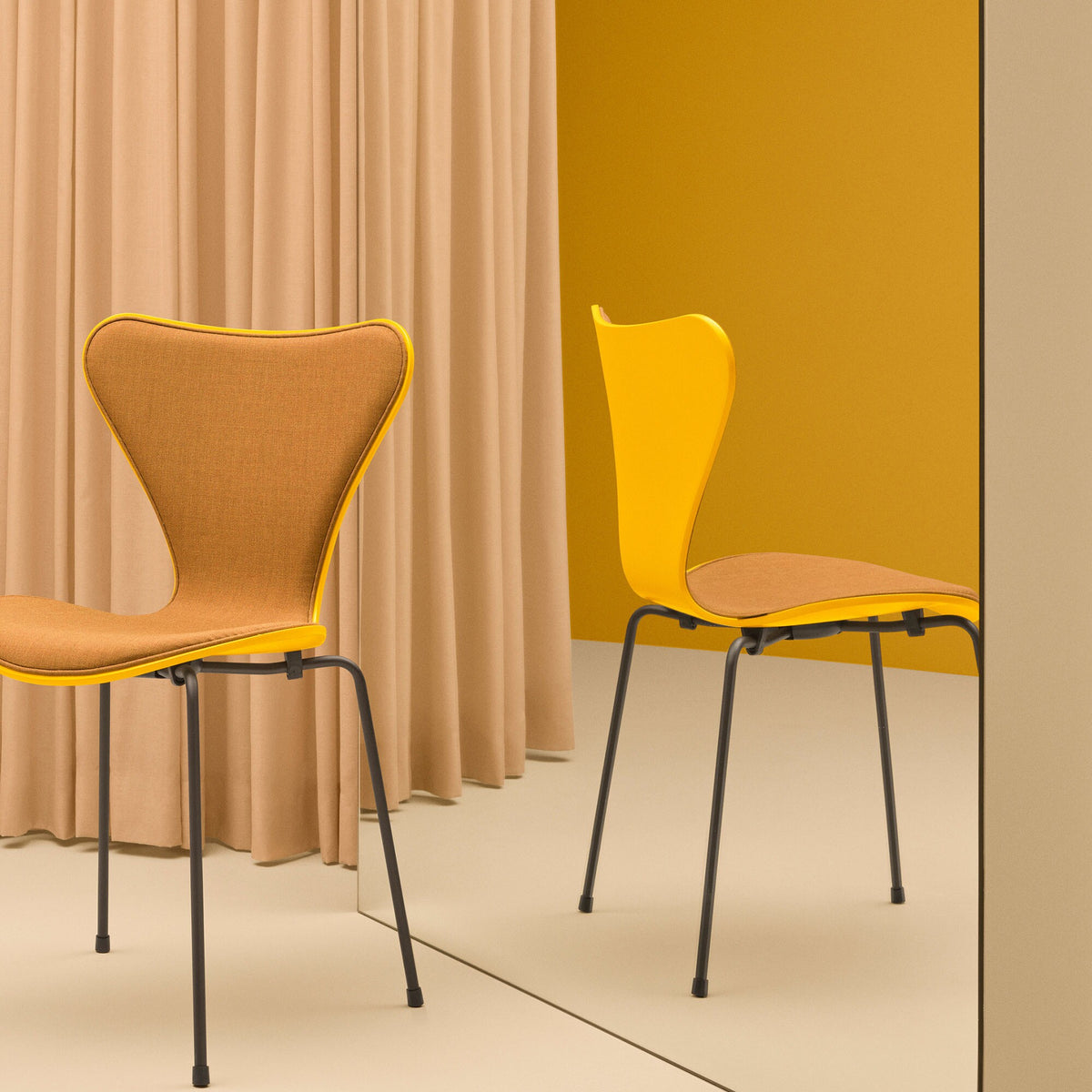 Fritz Hansen Serie 7™ Stuhl Vorne gepolstert Braun Bronze