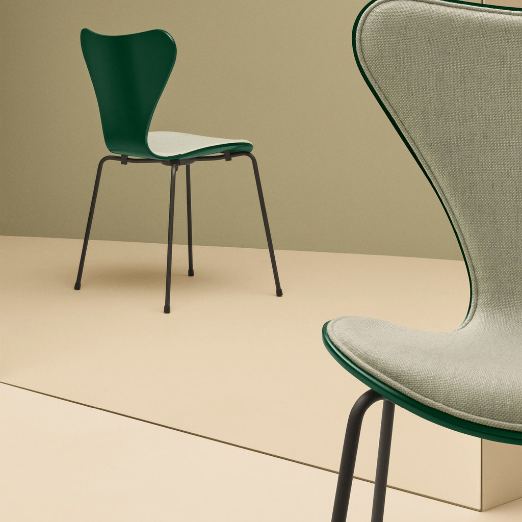 Fritz Hansen Serie 7™ Stuhl Vorne gepolstert Braun Bronze