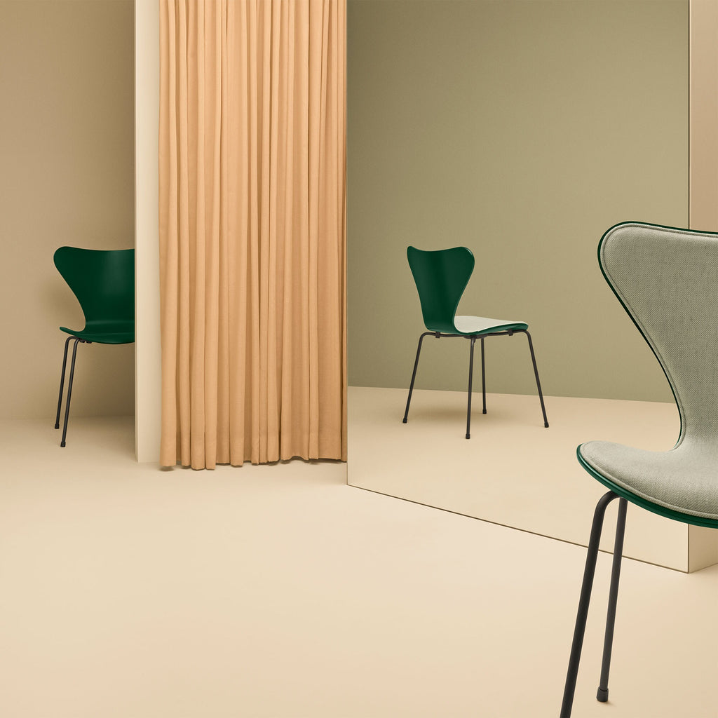 Fritz Hansen Serie 7™ Stuhl Vorne gepolstert Braun Bronze
