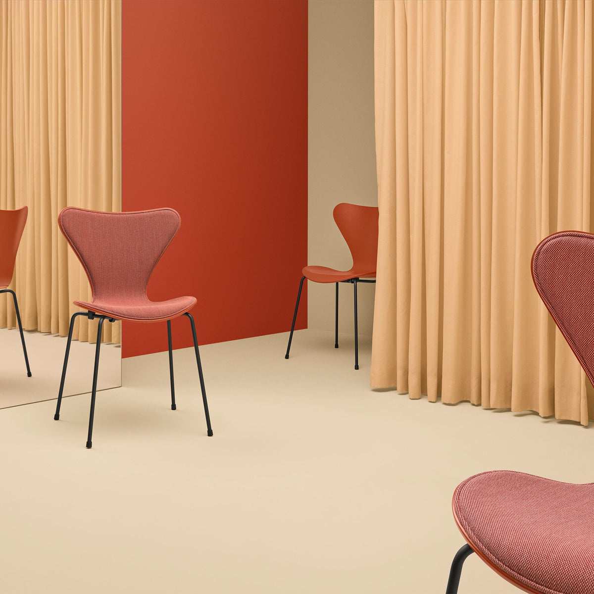 Fritz Hansen Serie 7™ Stuhl Vorne gepolstert Braun Bronze