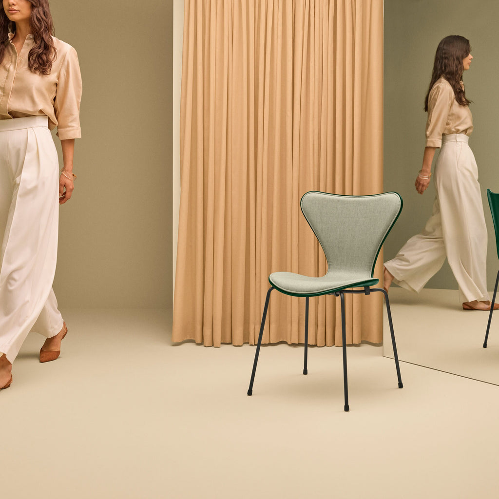 Fritz Hansen Serie 7™ Stuhl Vorne gepolstert Braun Bronze