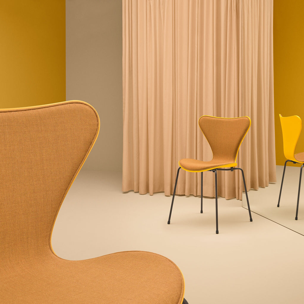 Fritz Hansen Serie 7™ Stuhl Vorne gepolstert Braun Bronze