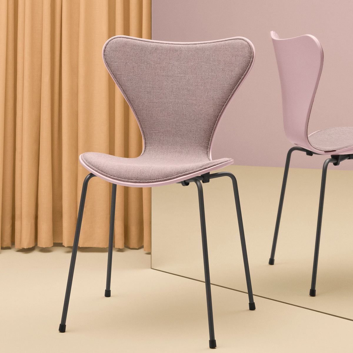 Fritz Hansen Serie 7 Stuhl Vorne gepolstert Warmes Graphit