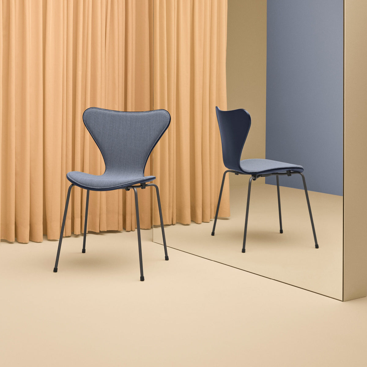 Fritz Hansen Serie 7 Stuhl Vorne gepolstert Warmes Graphit