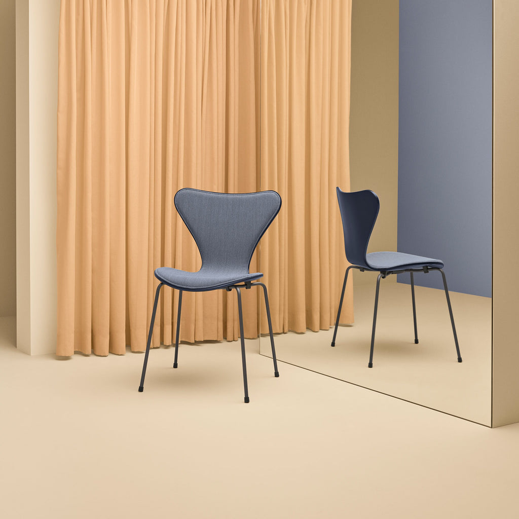 Fritz Hansen Serie 7 Stuhl Vorne gepolstert Warmes Graphit