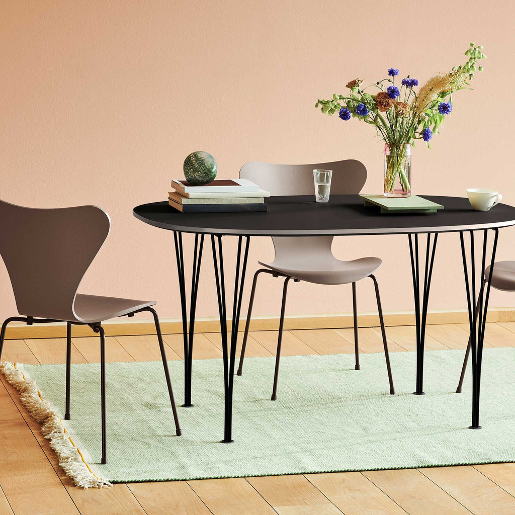 Fritz Hansen Serie 7™ Stuhl gefärbte Esche Braun Bronze