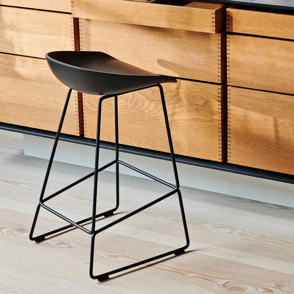 HAY About a Stool AAS 38 2.0 Barhocker niedrig Gestell schwarz