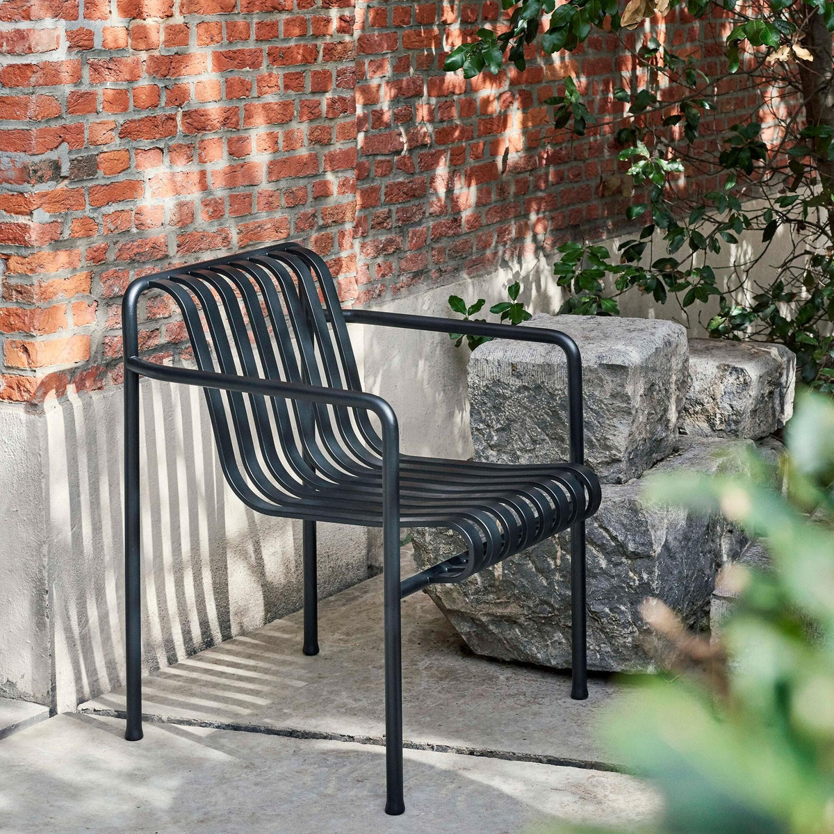 HAY Palissade Gartenset Dining Bank + 2 Dining Armchairs