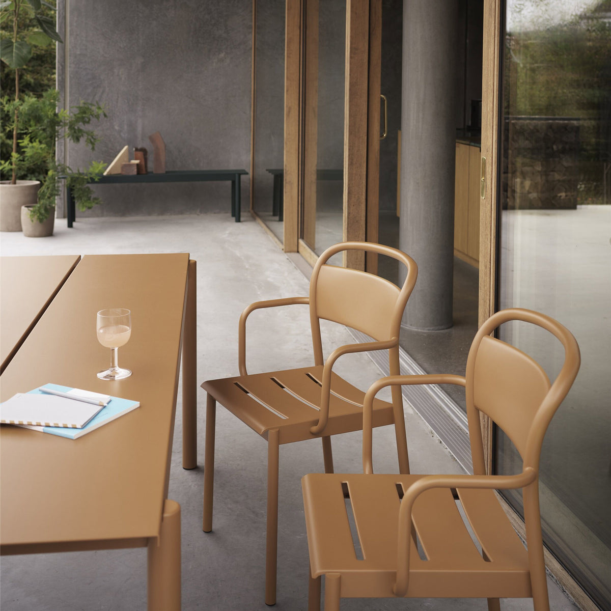 Muuto Linear Steel Gartenarmlehnstuhl