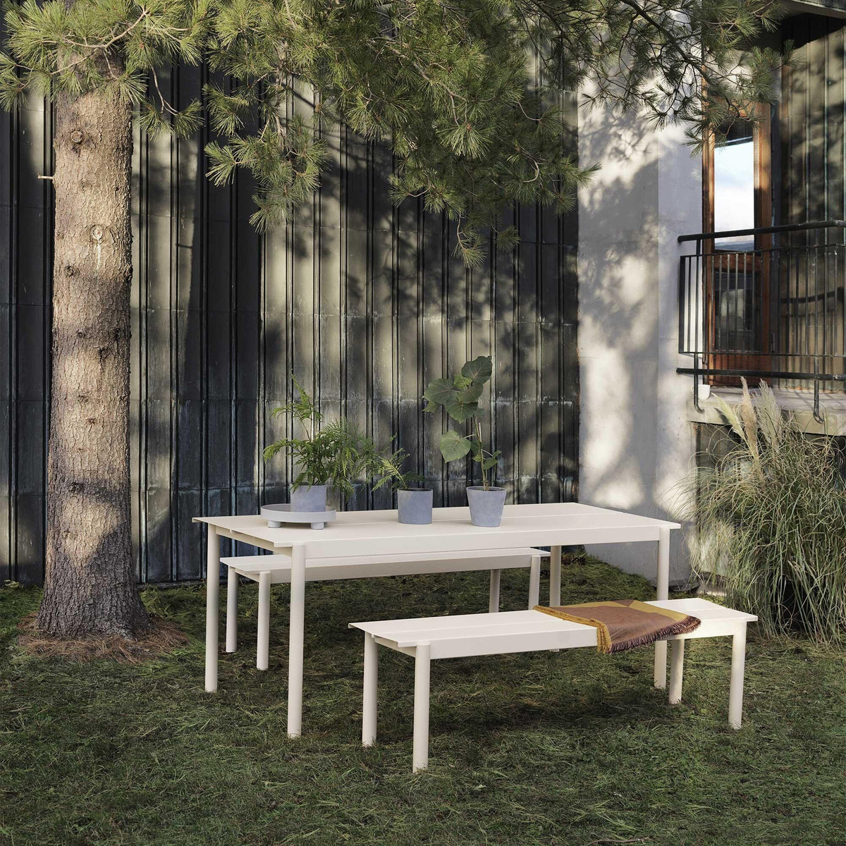 Muuto Linear Steel Gartentisch 200x75cm