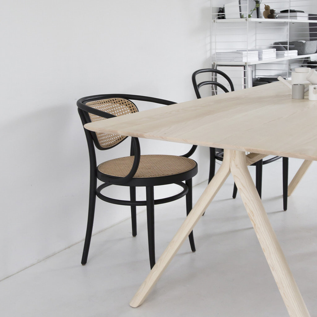 Thonet 210 R Bugholz-Armlehnstuhl mit Rohrgeflecht