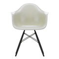 Vitra Eames Fiberglass Armchair DAW Ahorn schwarz