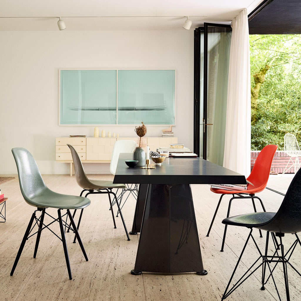 Vitra Eames Fiberglass Side Chair DSR schwarz