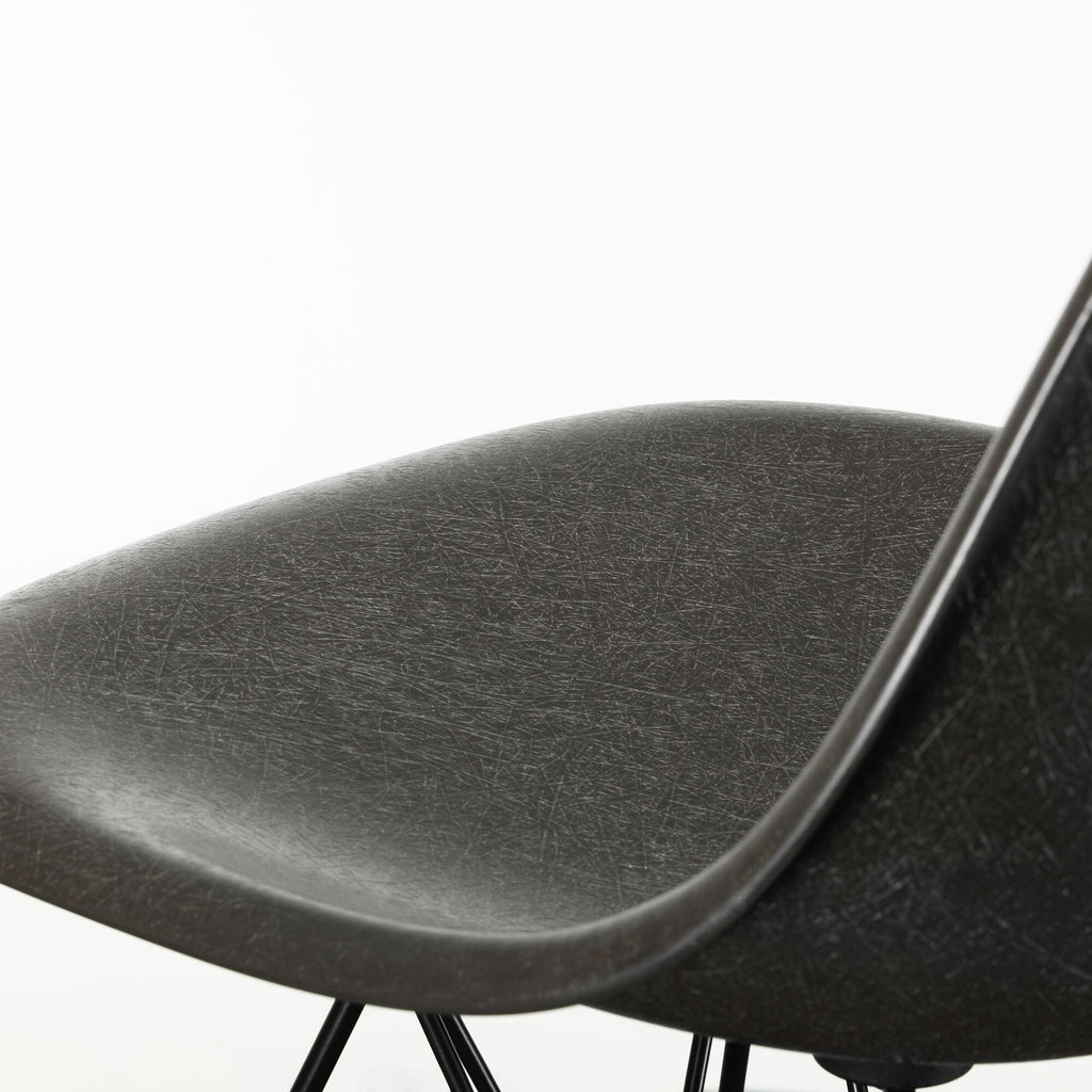 Vitra Eames Fiberglass Side Chair DSR schwarz