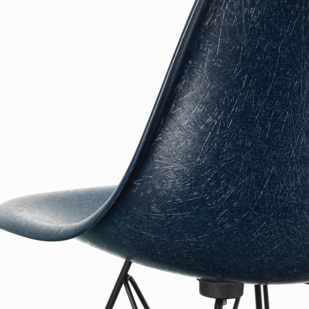 Vitra Eames Fiberglass Side Chair DSR schwarz