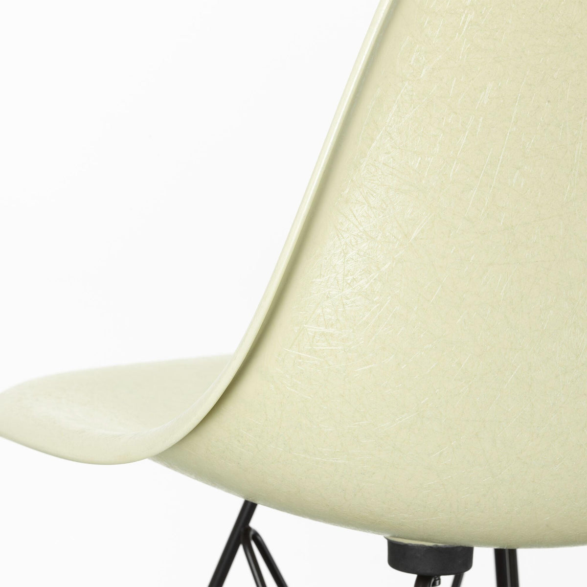 Vitra Eames Fiberglass Side Chair DSR schwarz