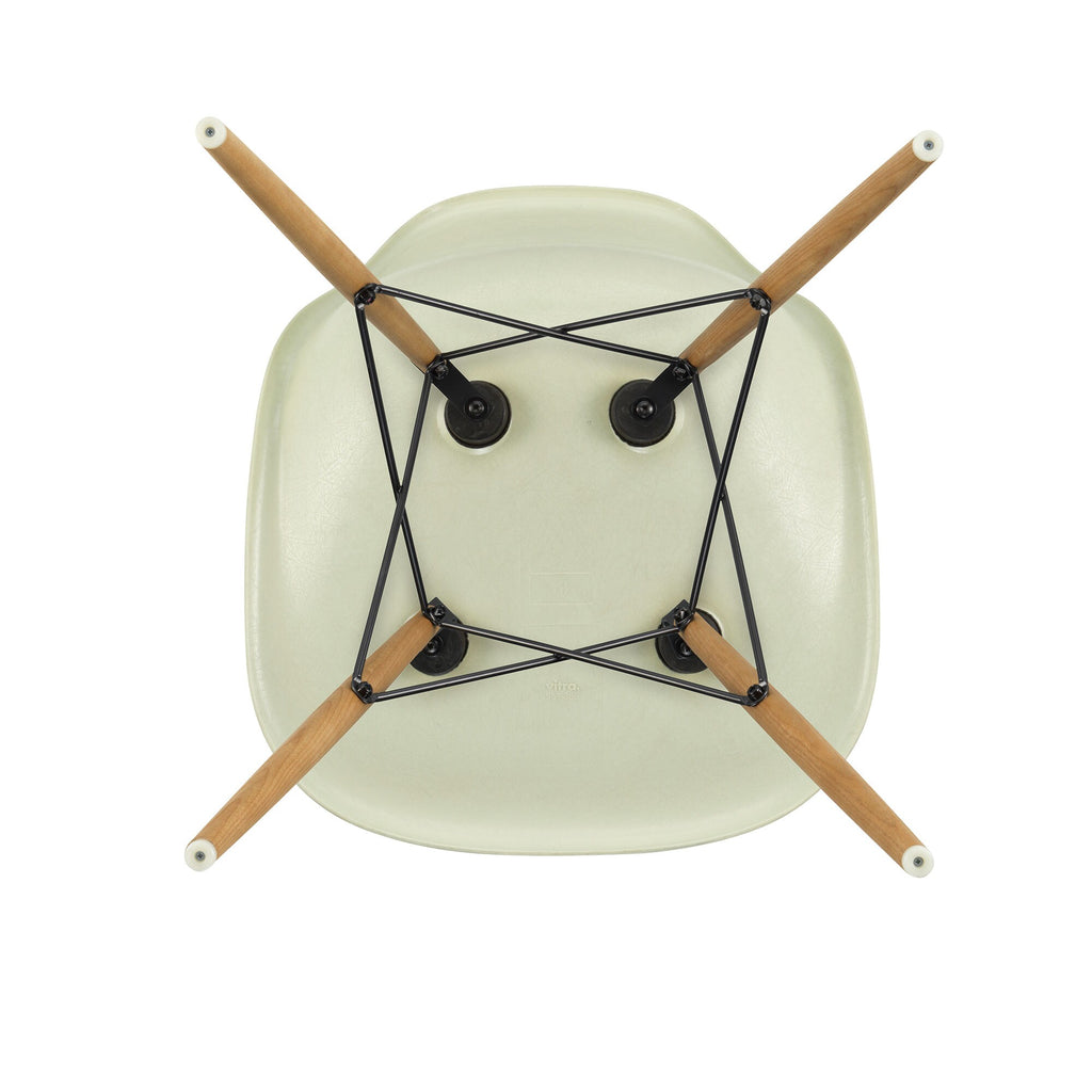 Vitra Eames Fiberglass Side Chair DSW Gestell Esche