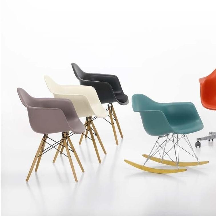 Vitra Eames Plastic Armchair DAW RE Ahorn gelblich
