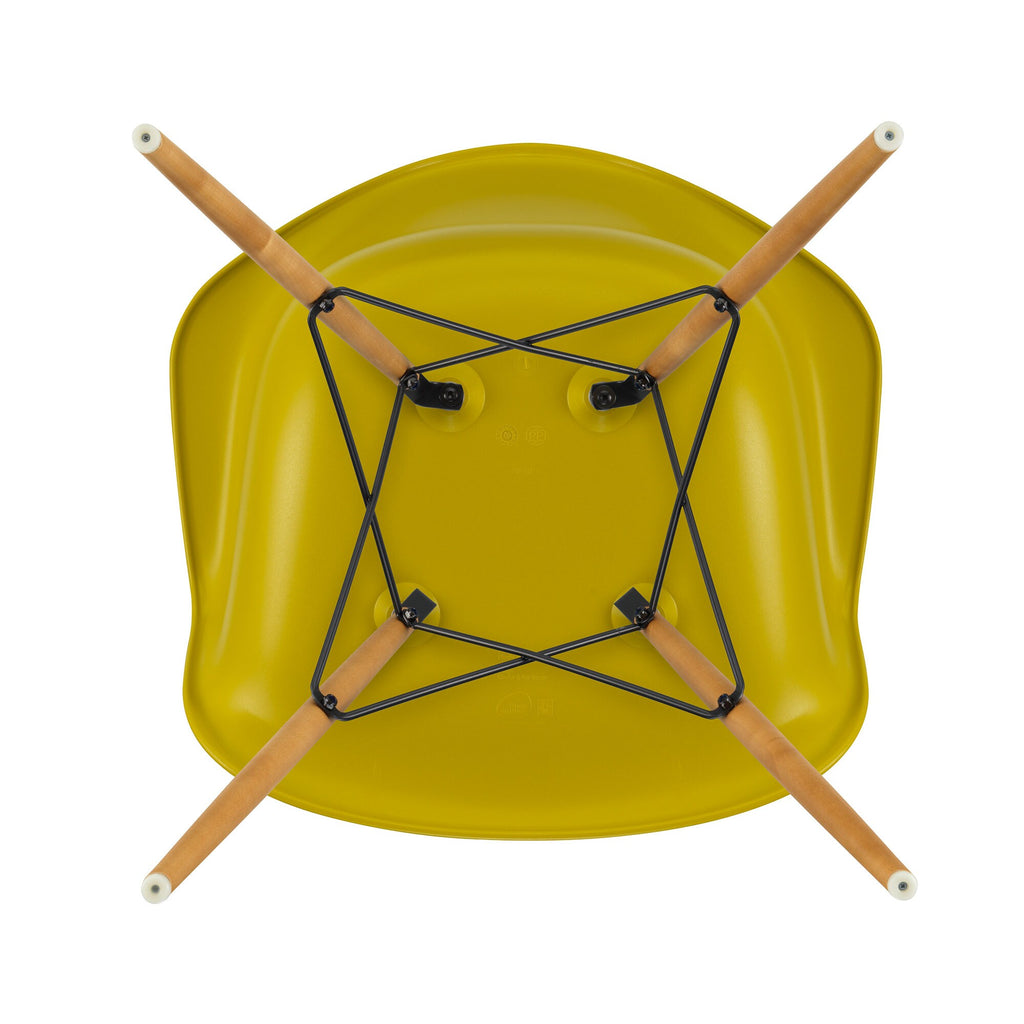Vitra Eames Plastic Armchair DAW RE Ahorn gelblich