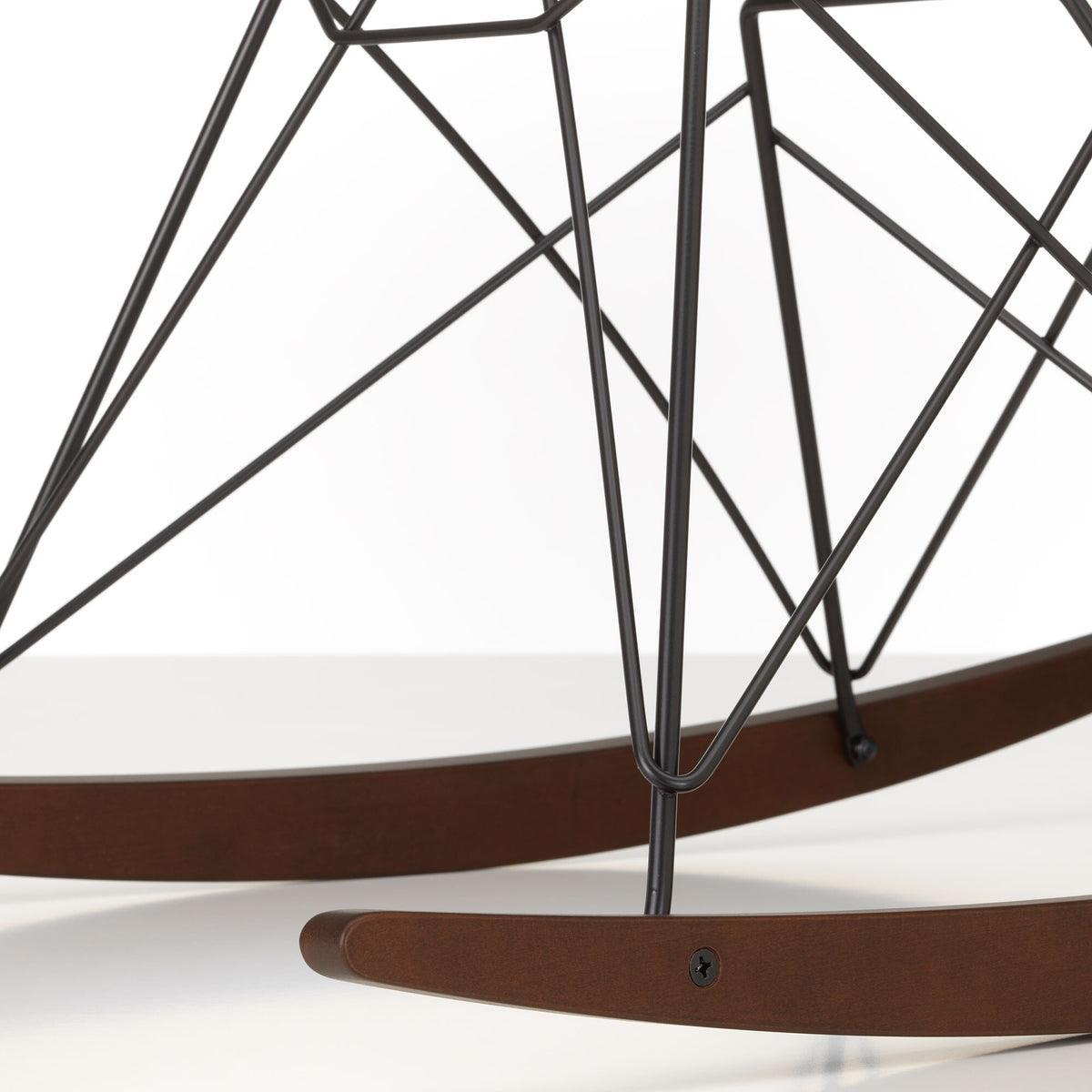 Vitra Eames Plastic Armchair RAR RE Schaukelstuhl schwarz Ahorn dunkel