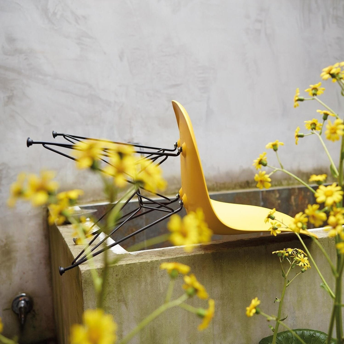 Vitra Eames Plastic Side Chair DSR Gestell schwarz