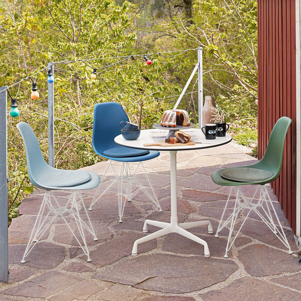 Vitra Eames Plastic Side Chair DSR Gestell weiß