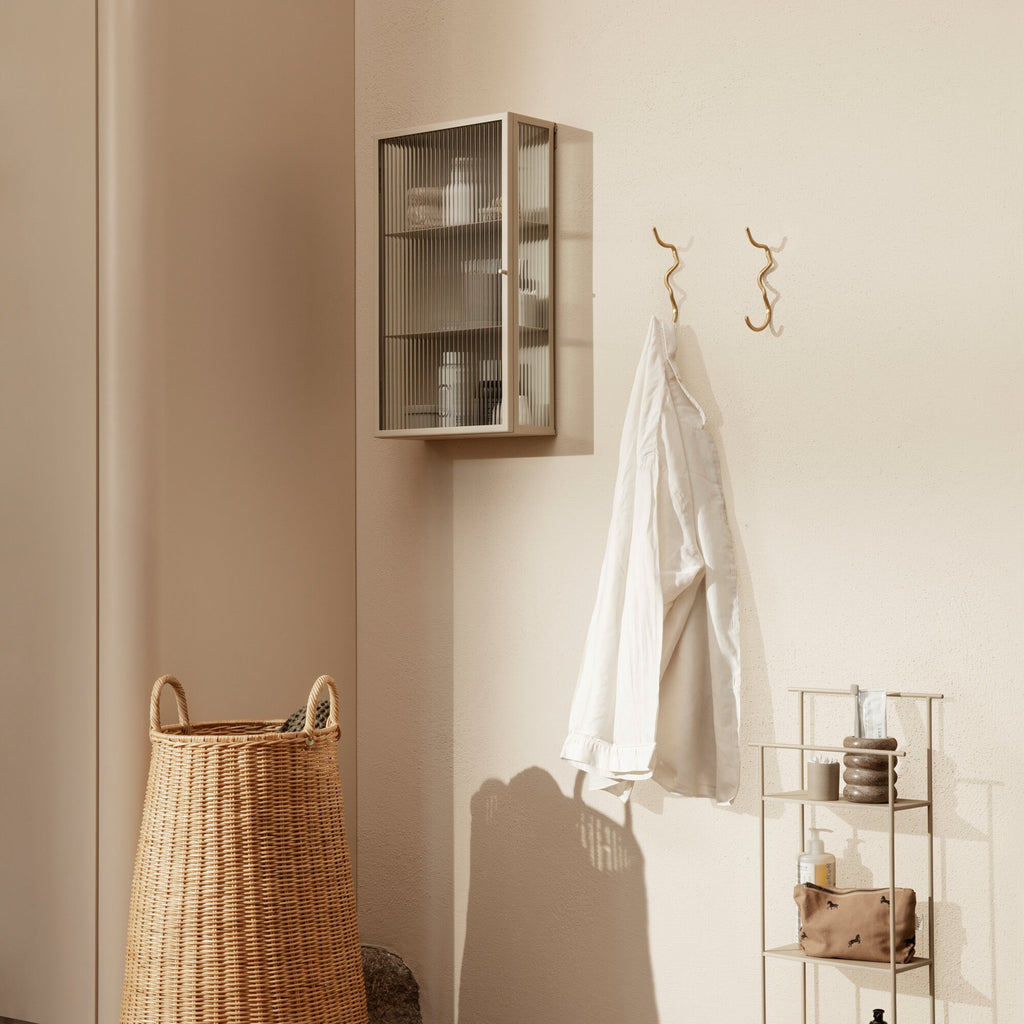 Ferm Living Haze Wandschrank geriffeltes Glas