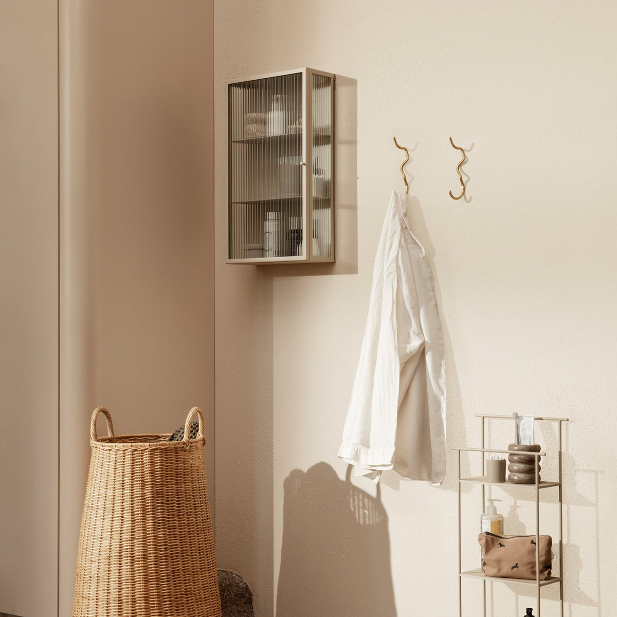 Ferm Living Haze Wandschrank geriffeltes Glas