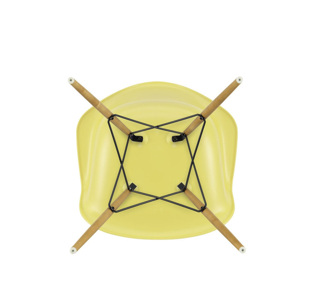 Vitra Eames Plastic Armchair DAW RE Ahorn gelblich