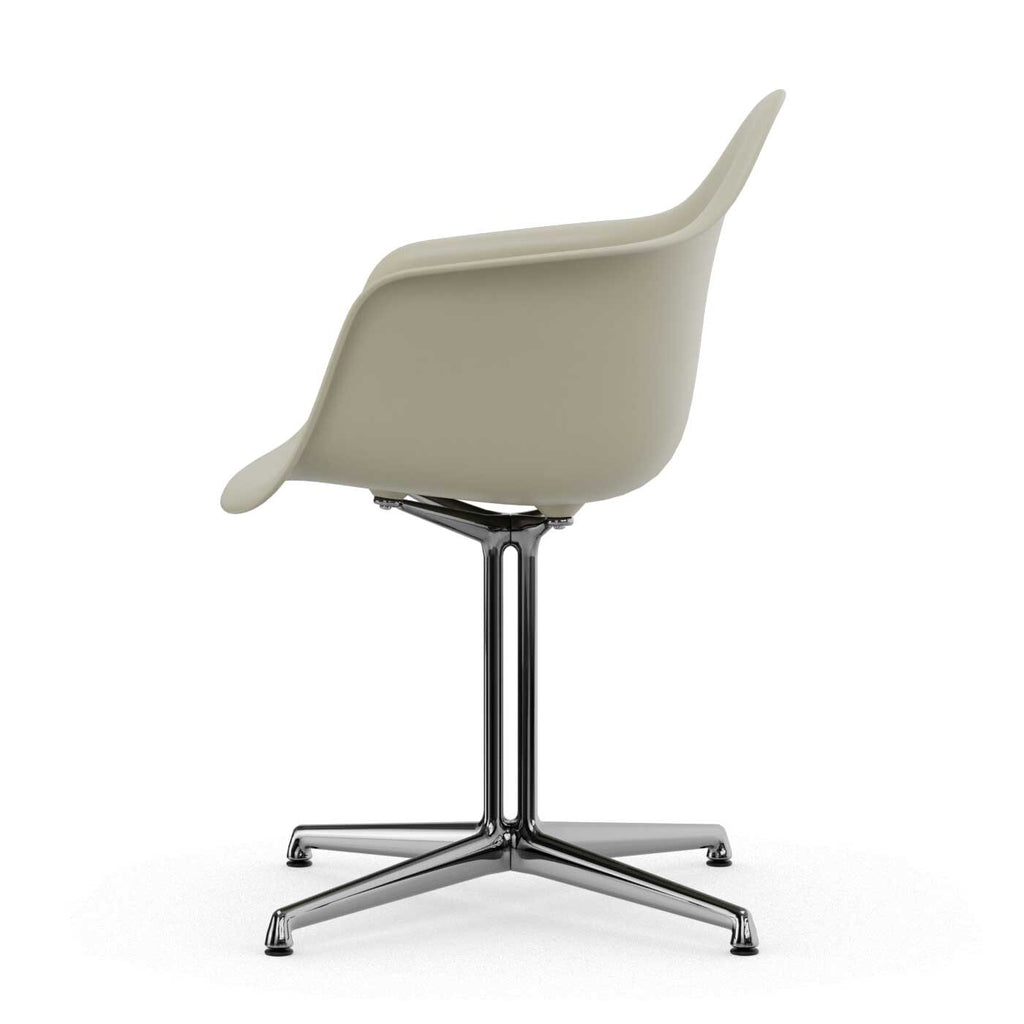 Vitra Eames Plastic Armchair DAL RE Gestell poliert