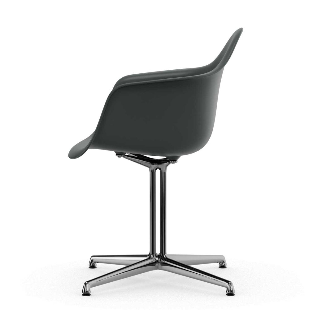 Vitra Eames Plastic Armchair DAL RE Gestell poliert