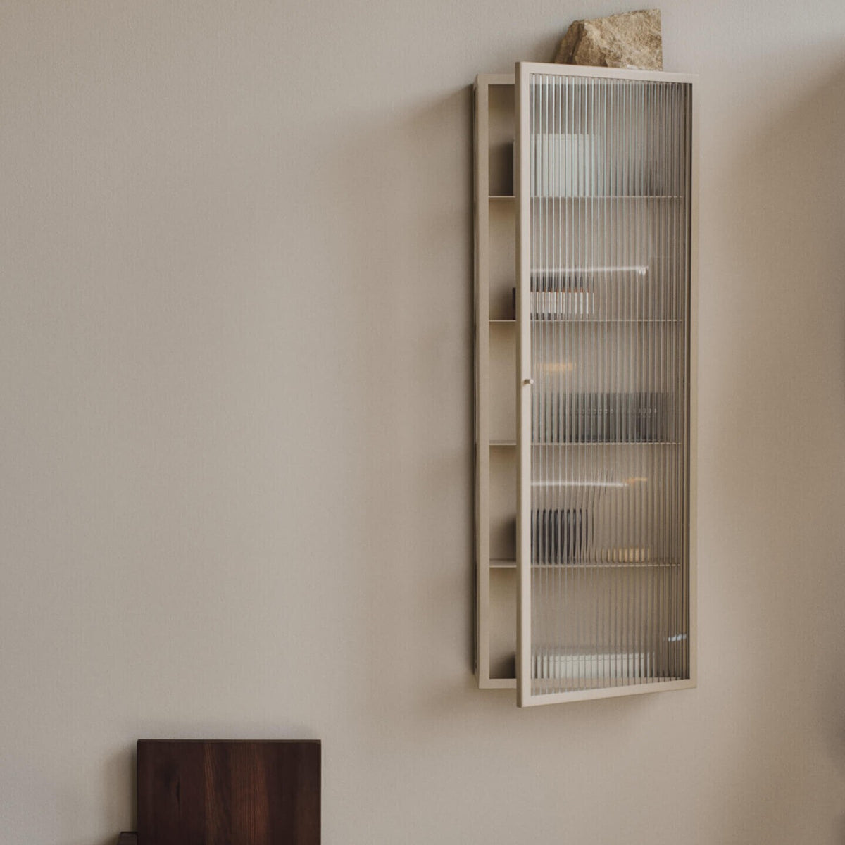 Ferm Living Haze Wandschrank geriffeltes Glas 35x100cm