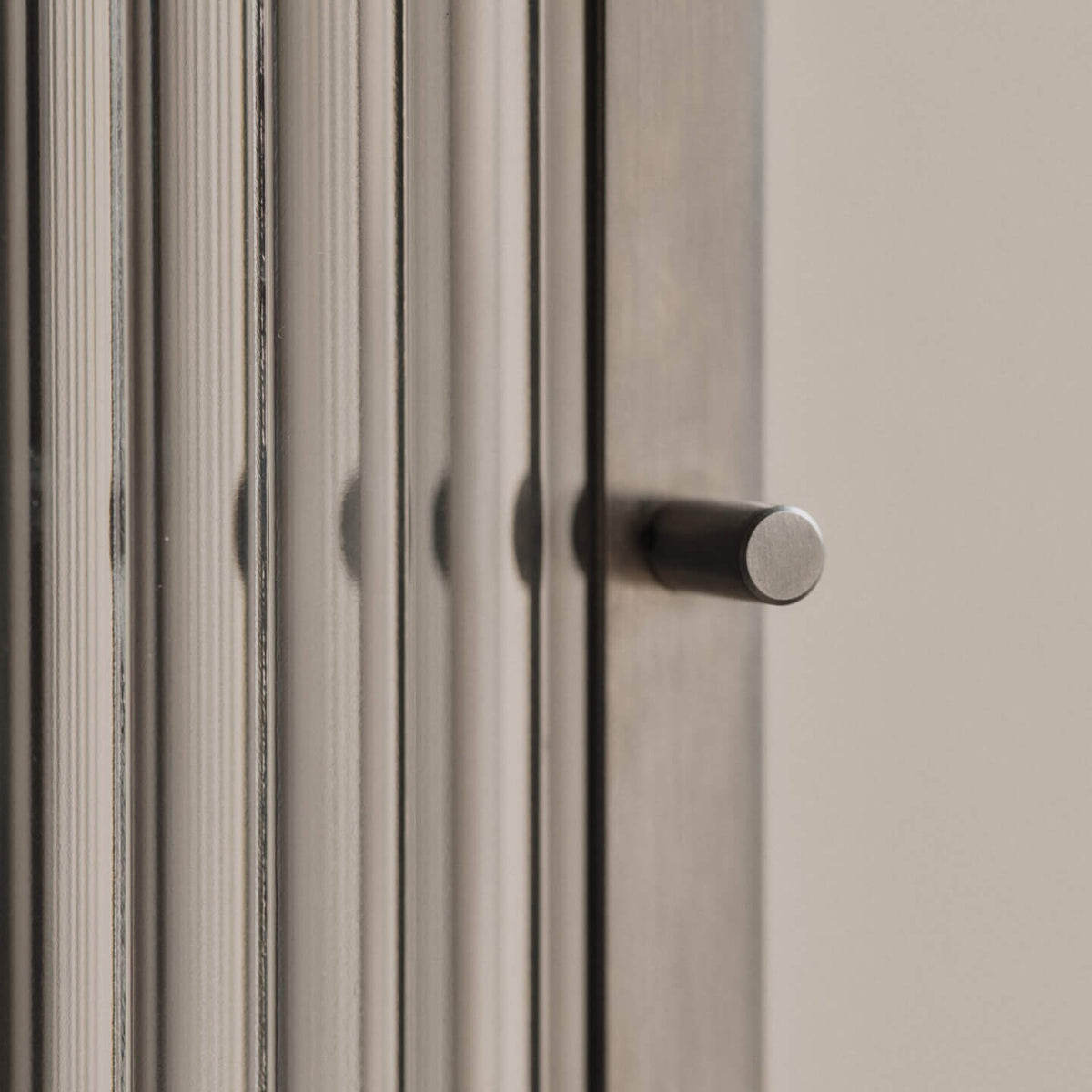 Ferm Living Haze Wandschrank geriffeltes Glas 35x60cm Edelstahl