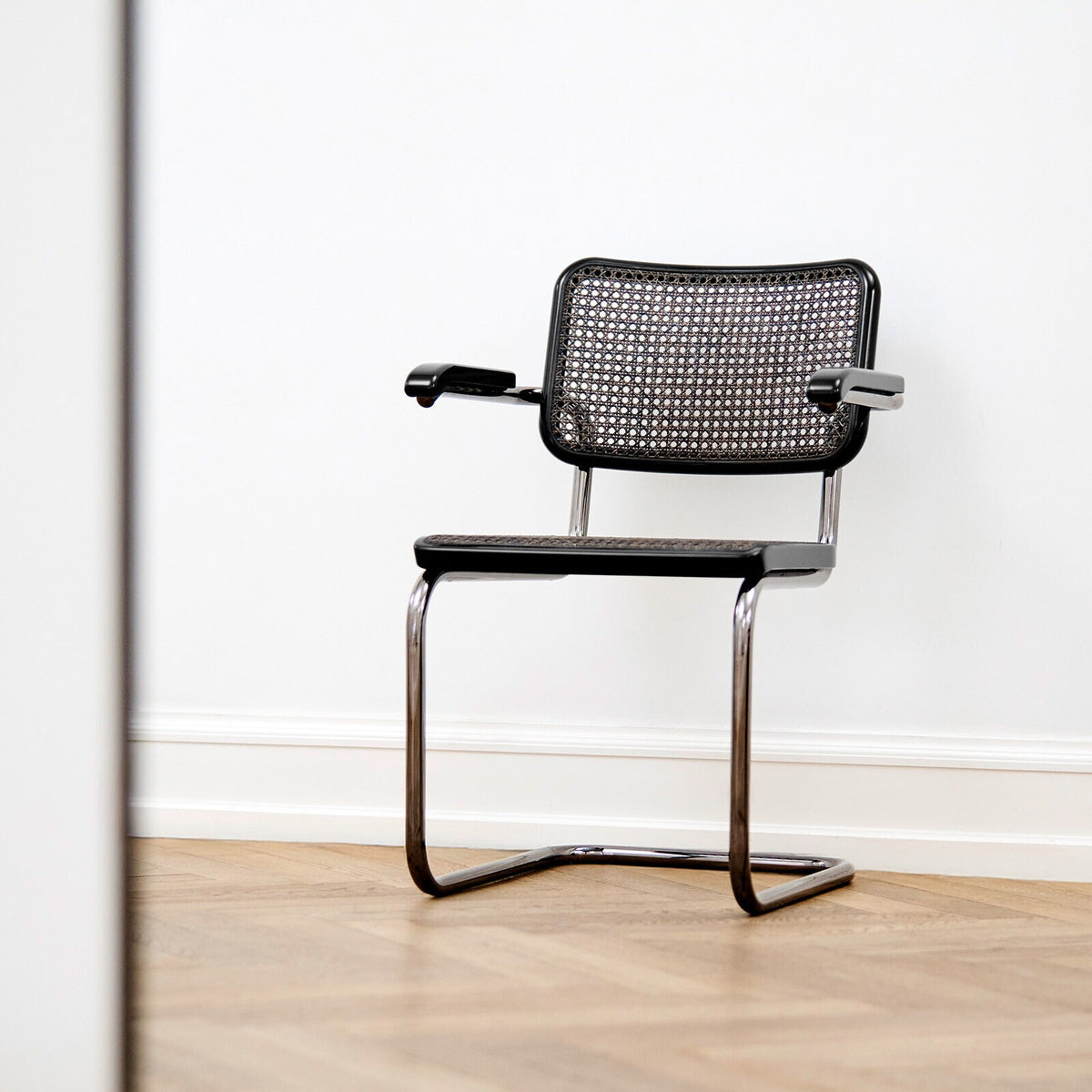 Thonet JS. THONET a personal Interpretation by Jil Sander S 64 V Serious Freischwinger Armlehnstuhl mit Rohrgeflecht