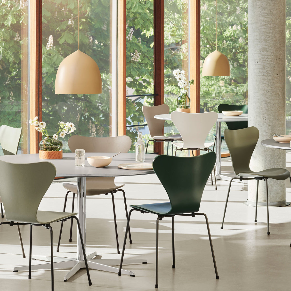 Fritz Hansen Serie 7™ Stuhl gefärbte Esche Gestell Warmes Graphit