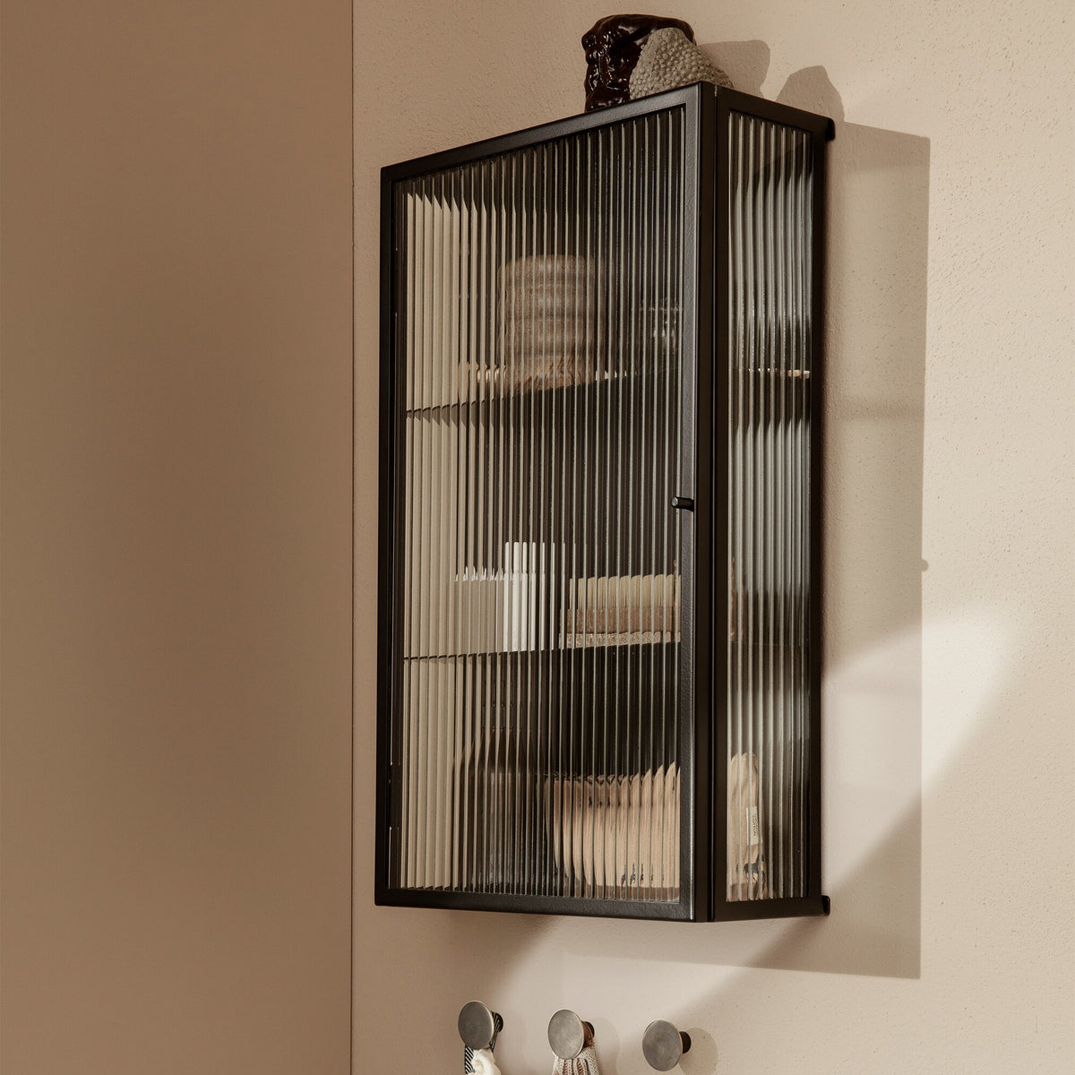 Ferm Living Haze Wandschrank geriffeltes Glas